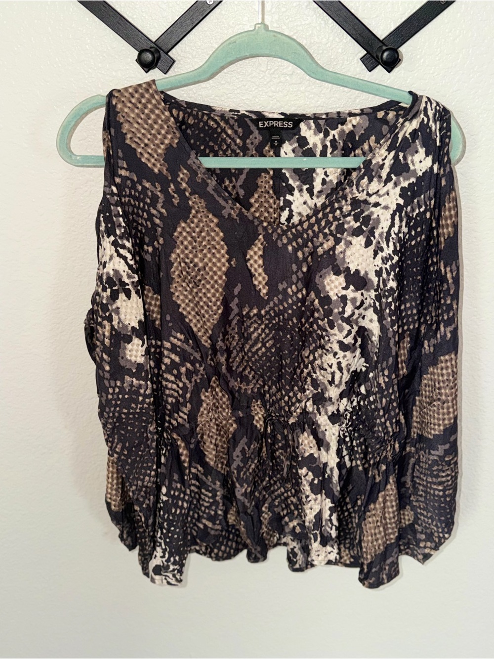 Express Animal Print Sleeveless Blouse Women’s Medium V-Neck Drawstring Waist To - Picture 2 of 4